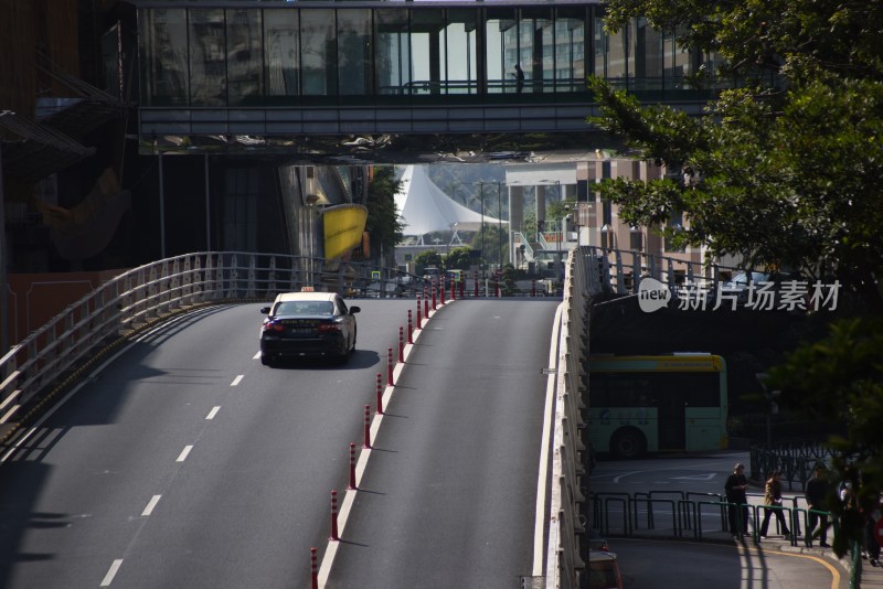 城市道路上行驶着一辆汽车的场景