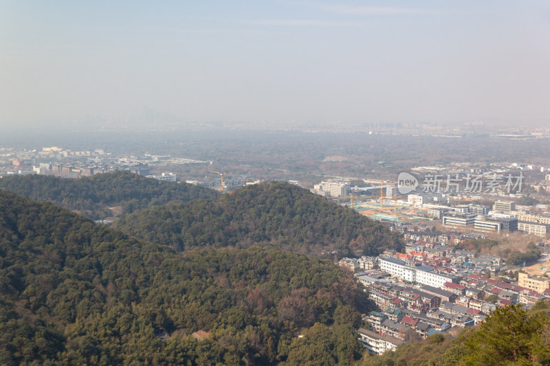 杭州北高峰俯瞰城镇的远景全貌