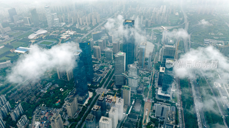 云雾中城市建筑航拍全景