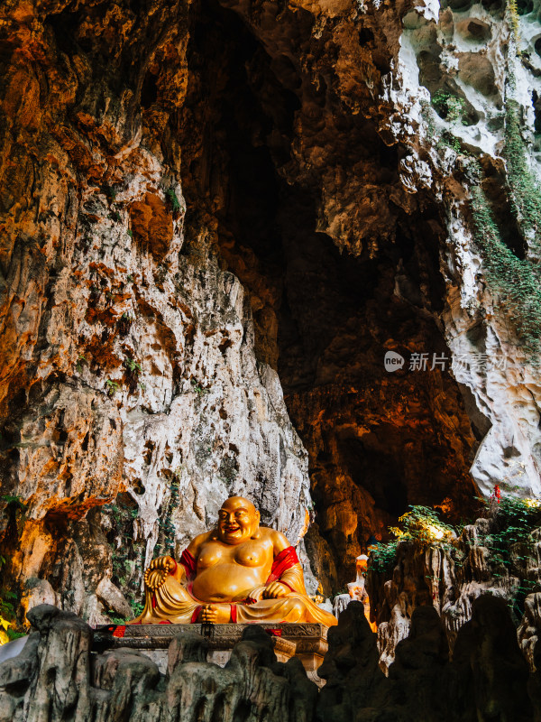 安顺龙宫风景区卧佛堂