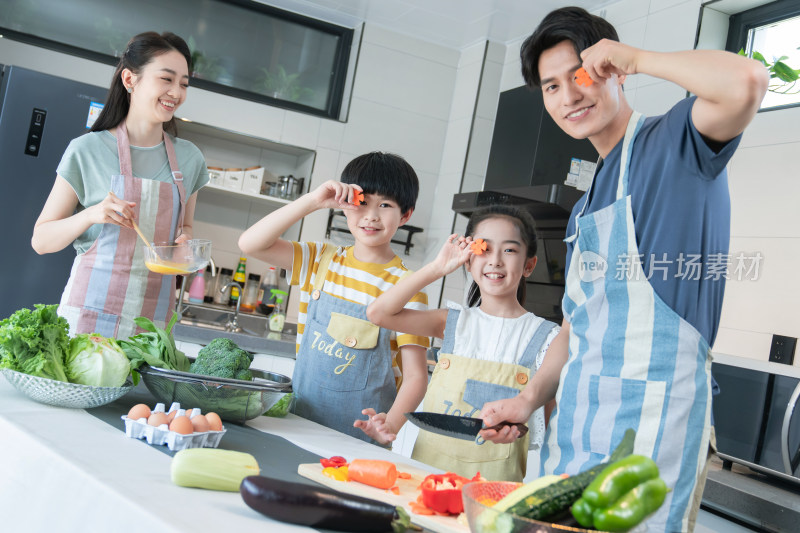 年轻父母教孩子学做饭