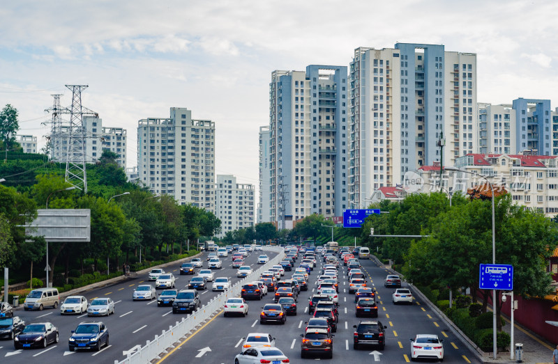 青岛市北区城市，马路上车来车往，远处高楼