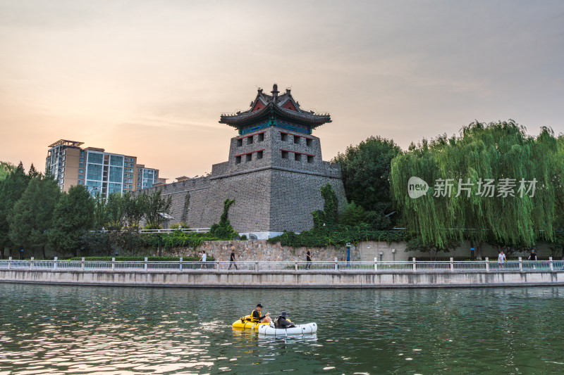 北京左安门角楼图书馆护城河划船