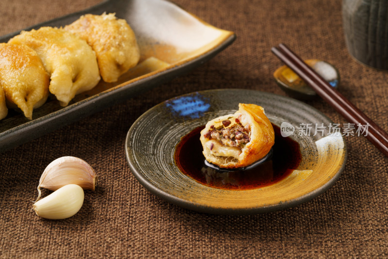 单色背景下的特色中餐生煎饺