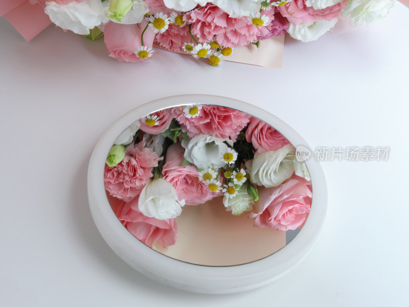 透过镜子看粉色的鲜花花束