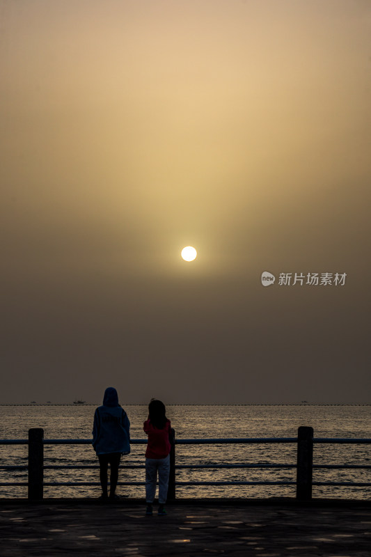 山东日照灯塔景区海上雾色日出景观