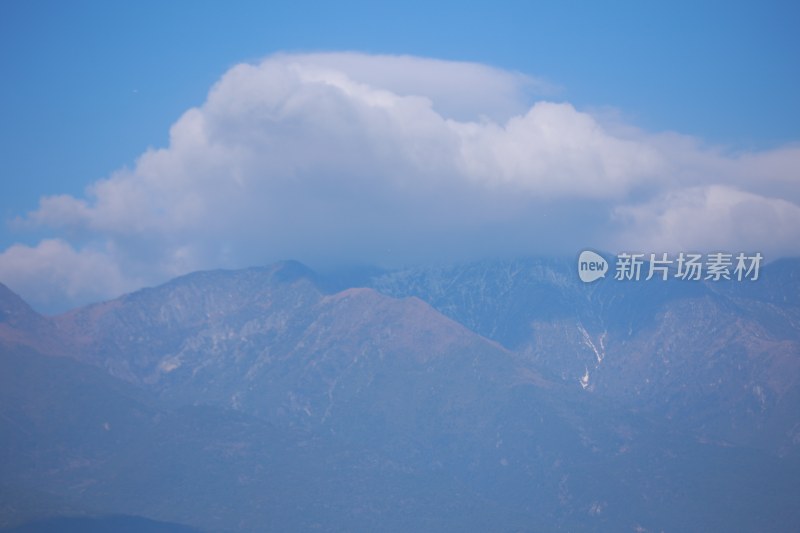 蓝天白云下的连绵山脉苍山洱海壮丽景象