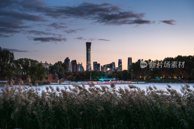 北京cbd城市湖边的高楼大厦夜景