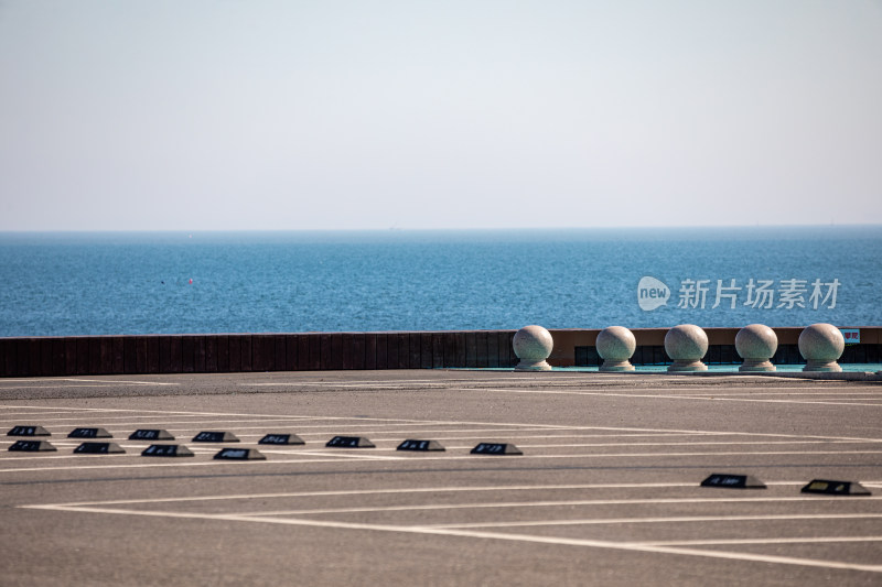 山东烟台第一海水浴场停车场与海洋