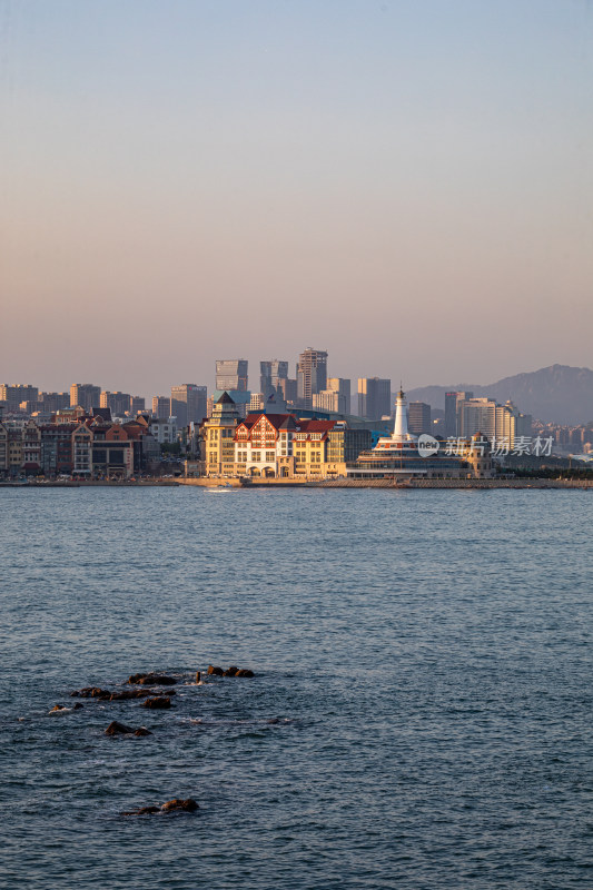 黄昏落日时青岛小麦岛公园自然风景城市景观