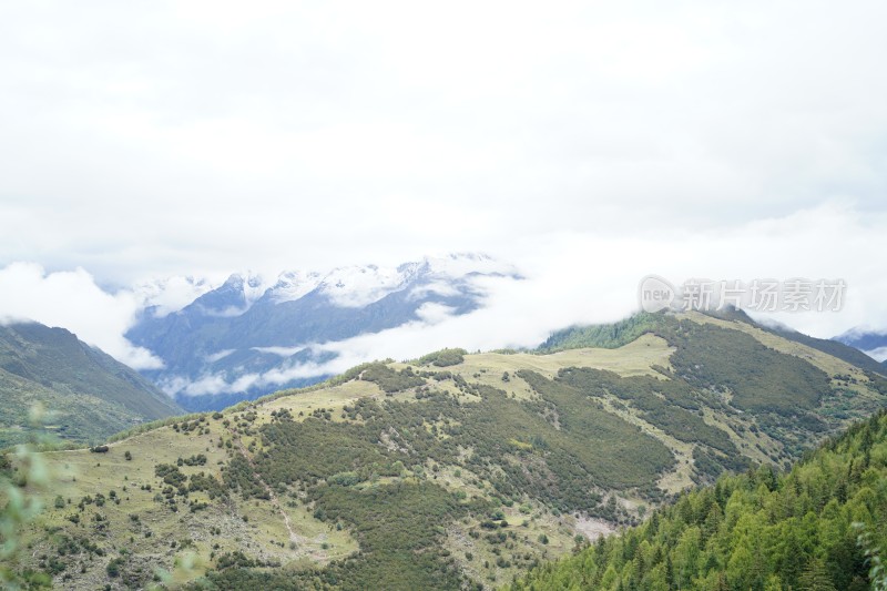 四川阿坝藏族羌族自治州四姑娘雪山风貌