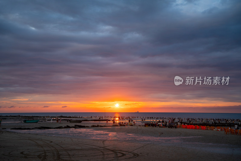 夏天涠洲岛三彩沙滩海边日出朝霞