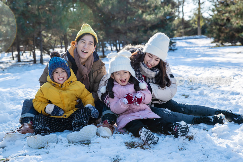 快乐的一家人坐在雪地上