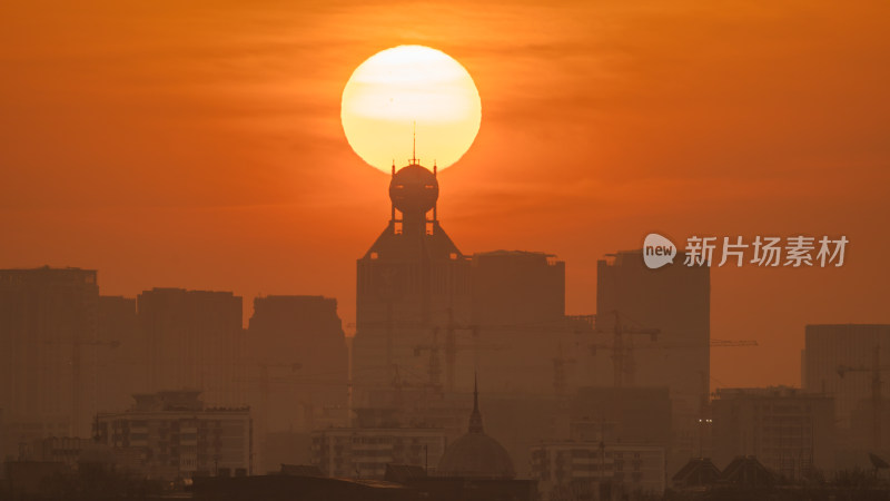 夕阳下的城市建筑剪影