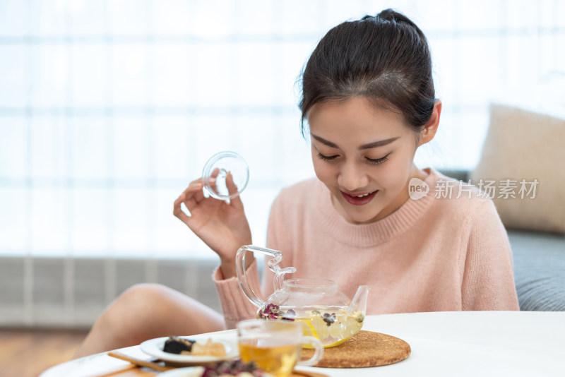 年轻女士在家吃下午茶