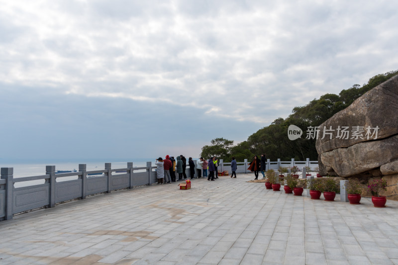 游客在观景平台眺望大海