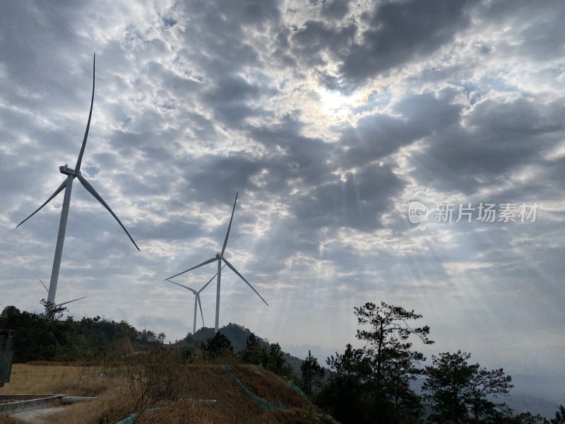 多云天气下的风力发电机组全景