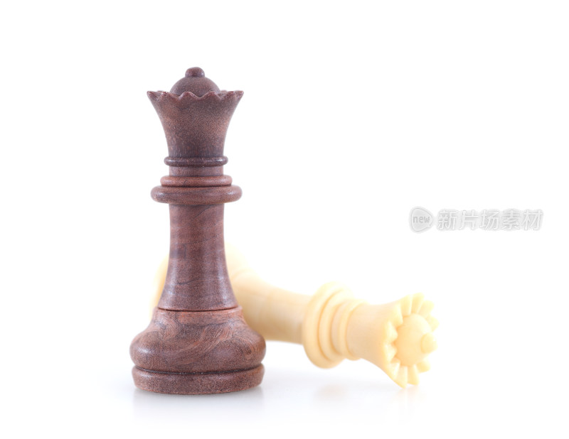 白背景上的国际象棋王后棋子