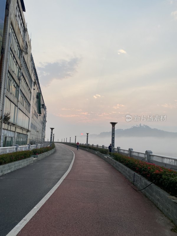 广西梧州西江江面上的日出云海船只