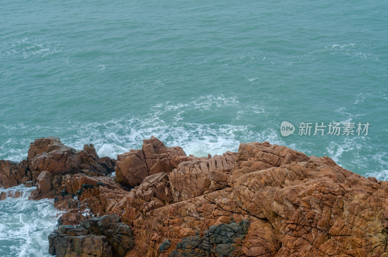 青岛小麦岛海边风光，礁石与波浪