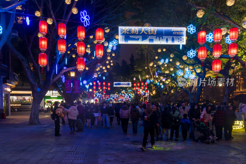 夜晚茉莉大街人群热闹景象