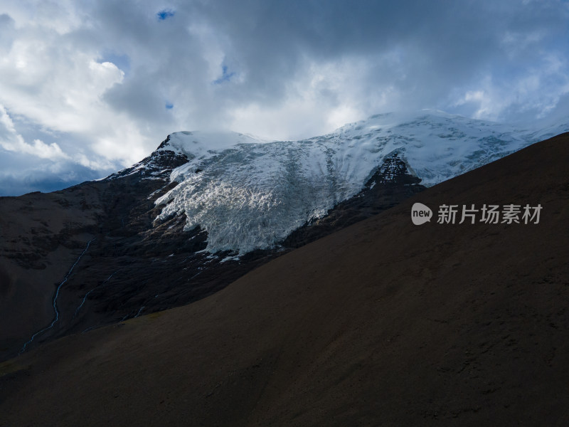 航拍西藏山南市浪卡子县卡若拉冰川景观