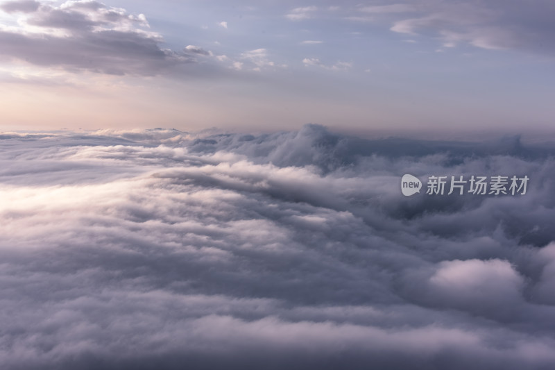 寒冷冬天大山雪后云海阳光航拍