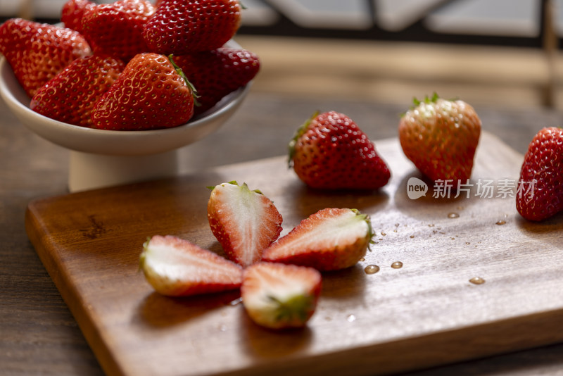 切开的高品质水果草莓