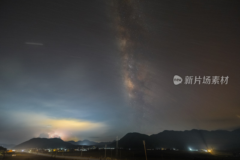 山间夜景星空银河