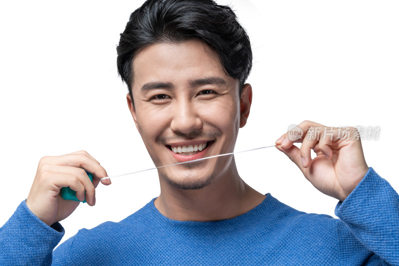 年轻男子使用牙线