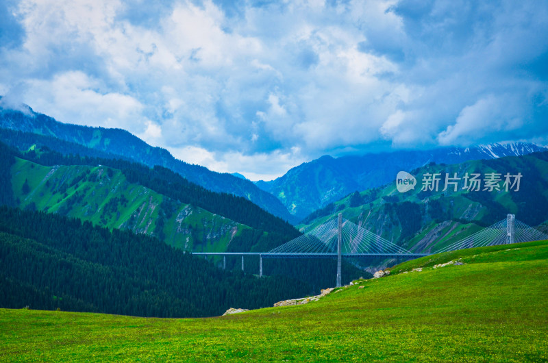 新疆伊犁果子沟大桥与高山森林草原牧场
