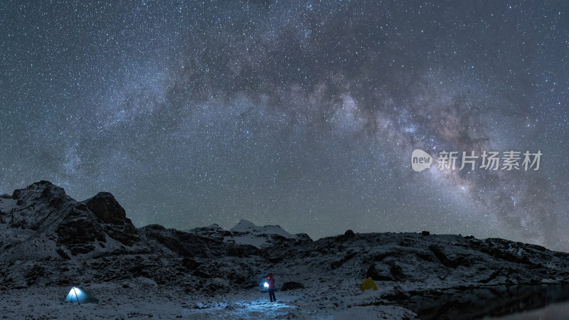 西藏嘎玛沟措学仁玛银河与雪山湖泊的夜色