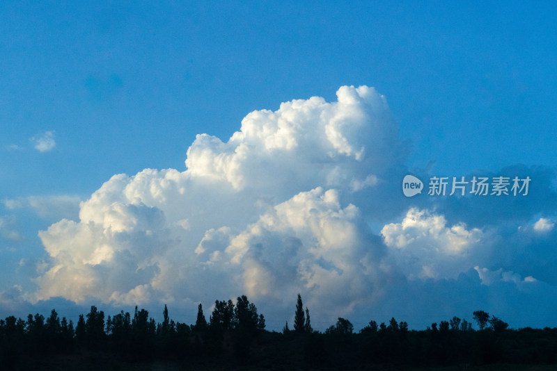 蓝天下壮观的积雨云景观