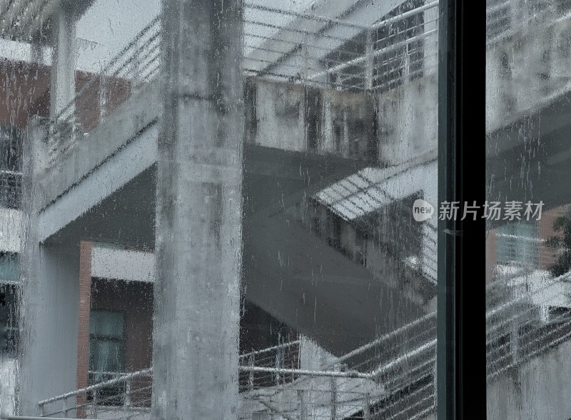 透过雨窗看建筑内部