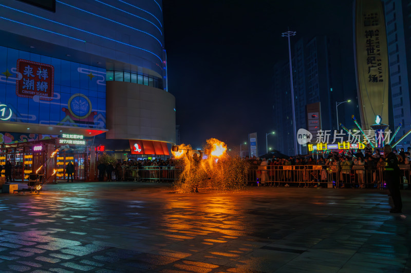 夜晚广场火壶表演场景