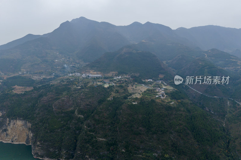 山峦叠嶂的乡村景色