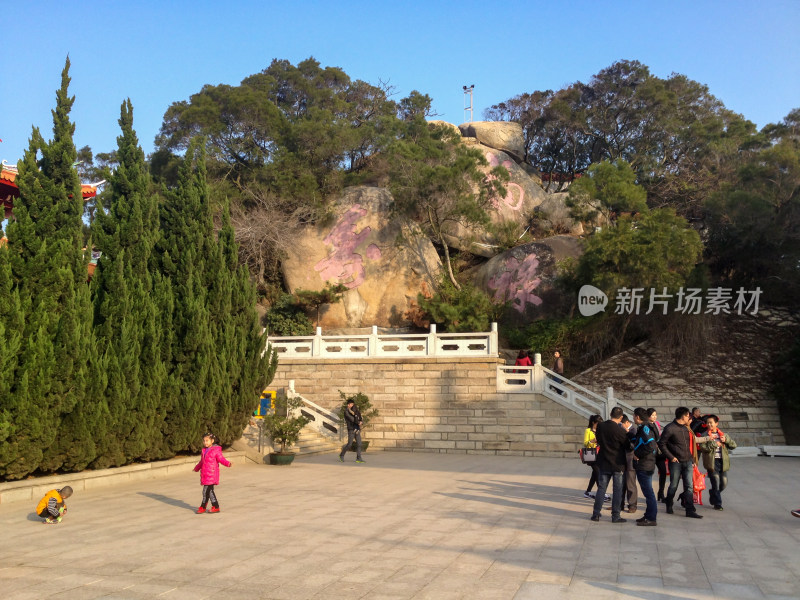 游客在景区广场活动场景