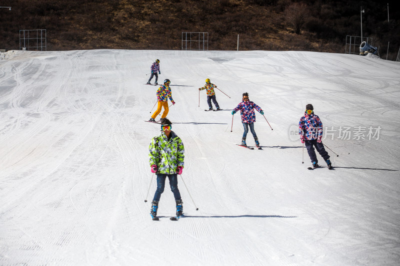 滑雪场人们在雪地上滑雪