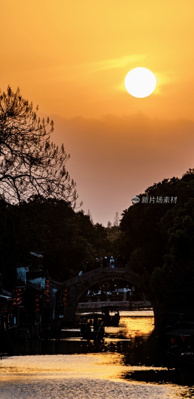 嘉兴西塘古镇水乡日落时分河道景色