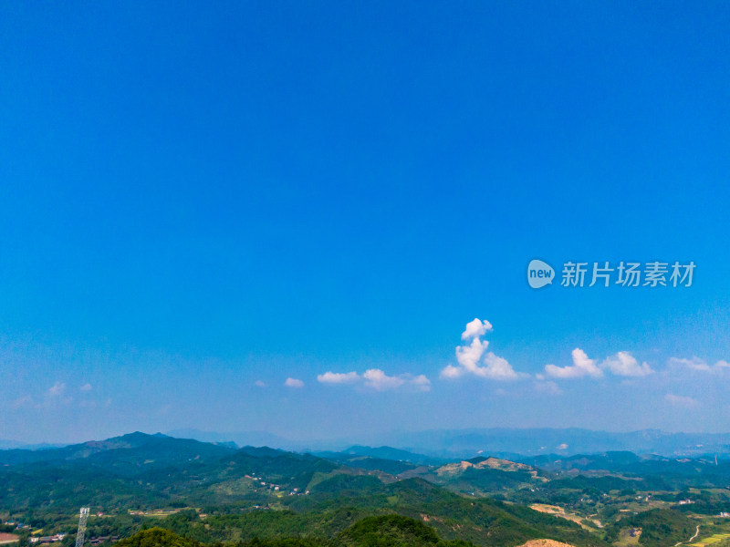 山川丘陵蓝天白云全景图航拍摄影图