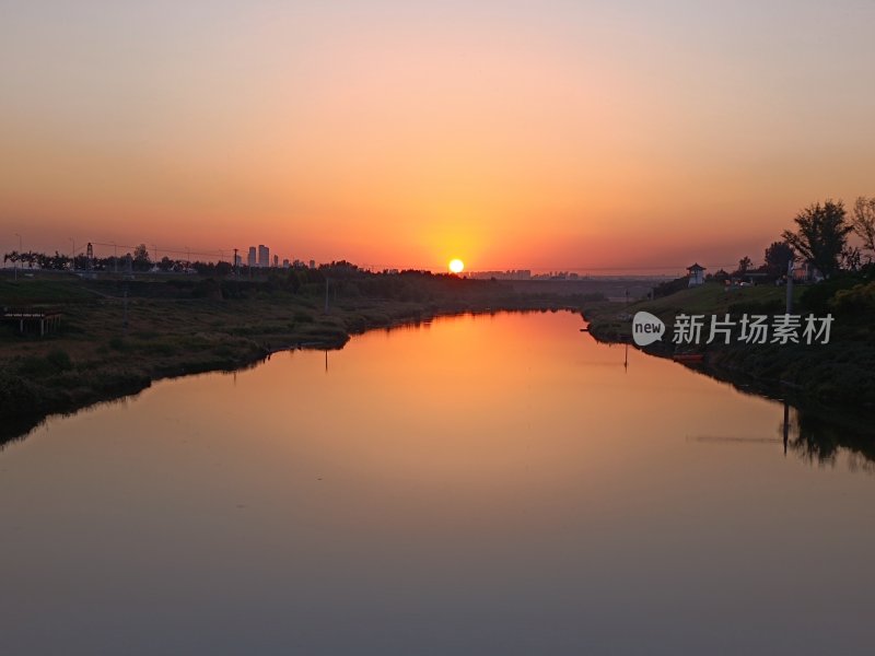 夕阳下的宁静河流唯美景色