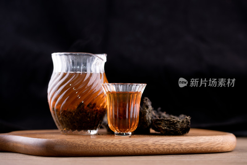 砧板上泡好的茯茶和茯茶块