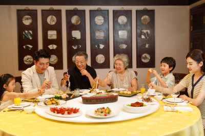 幸福家庭在餐厅用餐