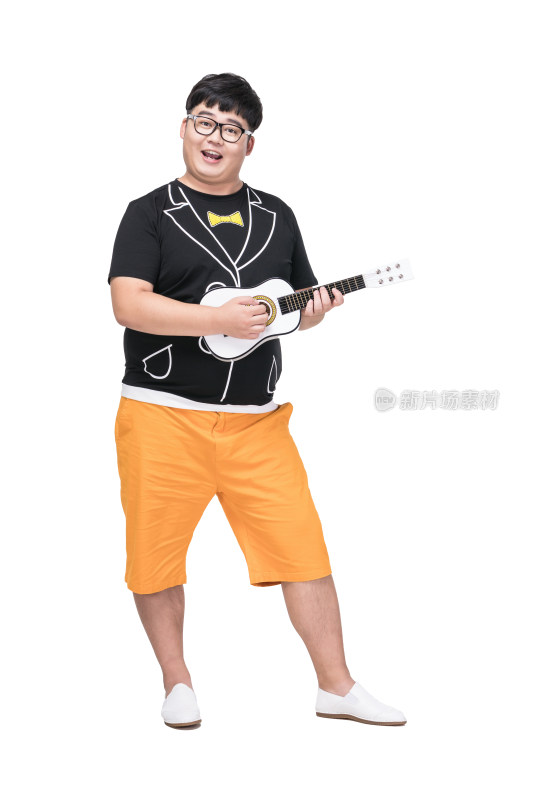 弹吉他的肥胖青年男子