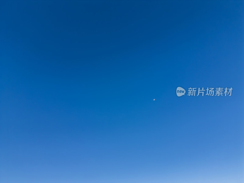 无人机高空航拍纯净的蓝天背景