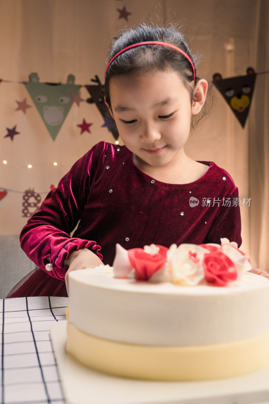 生日会上中国女孩切生日蛋糕