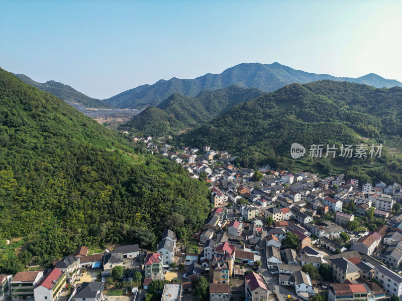 航拍蓝天白云下的青山河流村庄风光