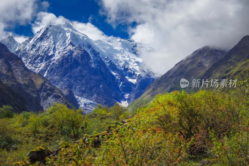 云雾中雪山冰川自然风景