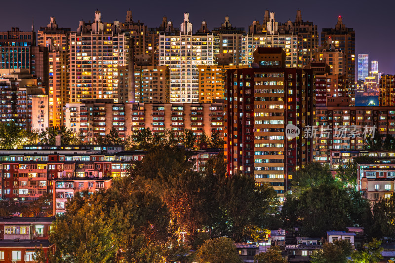 北京城市夜景中灯火通明的居民楼群