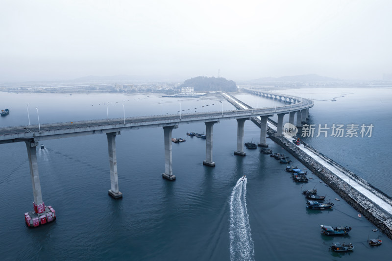 雾霭中的码头水域及船只鸟瞰图